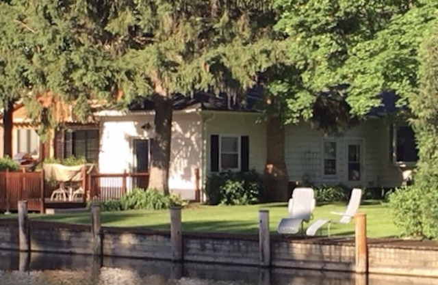 Quiet home on a channel in Winneconne. Bring your boat!