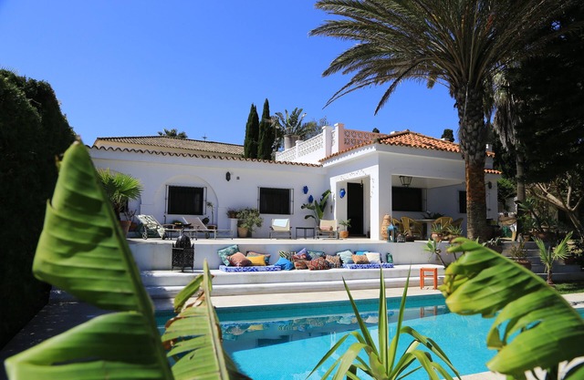 Quiet house with pool, great 1200 sqm garden and WIFI