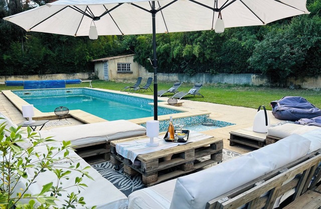 Quiet house not overlooked, air-conditioned on wooded and enclosed grounds - Parking.