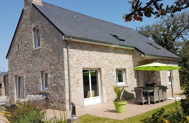 Quiet house with garden in the center of Barfleur, 2 steps from the port
