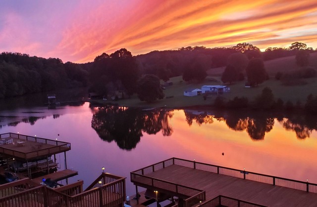 Quiet Lakefront, Family Friendly, Kayaks, Boat Slip & Linens Included!