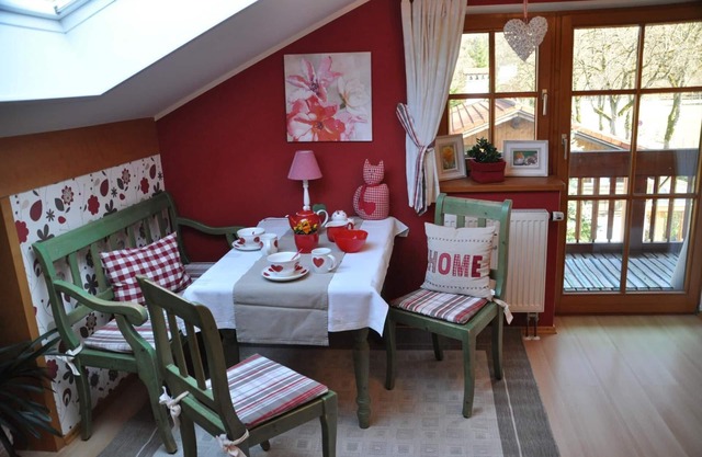 Quiet location, balcony, animals on request, near the mountain, up to 3 people,