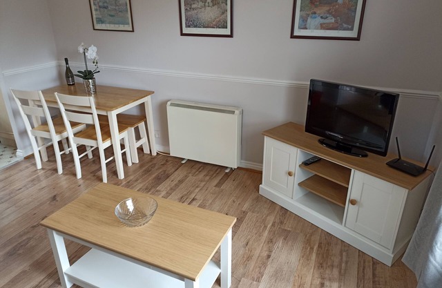 Quiet Location, Private Parking, One Mile to Station.