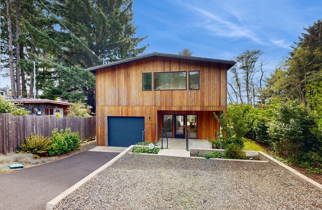 Quiet, modern home with beautiful views - within walking distance to beach