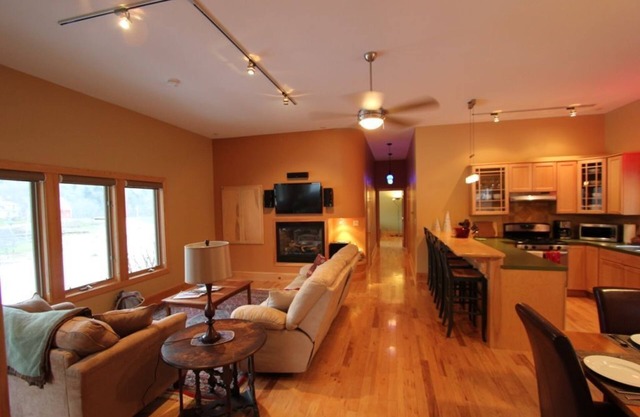 Quiet Modern Luxury Home w/Memory Foam Beds, FAST WiFi and Full Kitchen