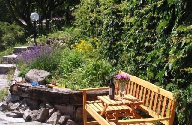 Quiet, mountain view, oven, fireplace, whirlpool & sauna, 15 min to ski regions