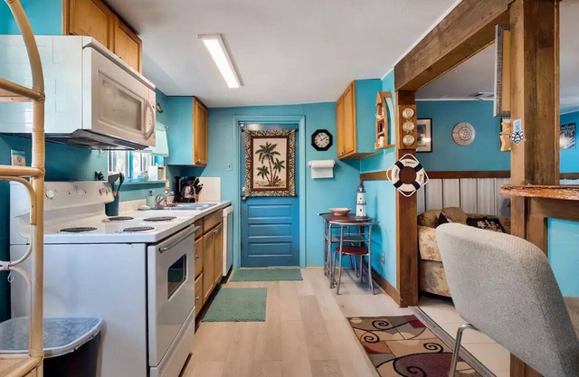 Quiet Pet Friendly Cabin Near Boatramp with Large Fenced Yard