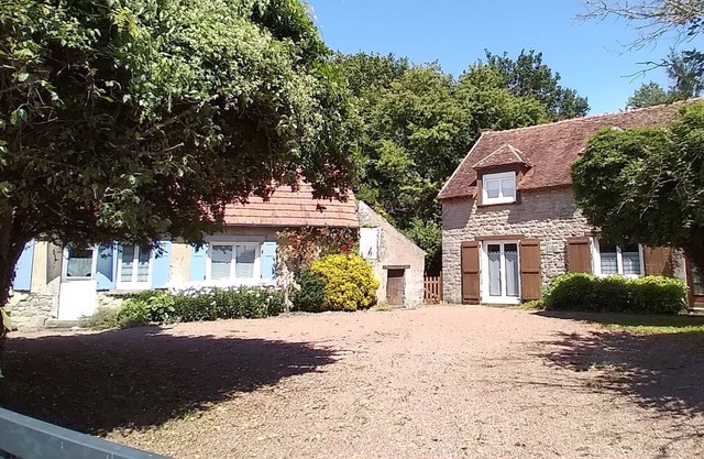 Quiet property in park with play areas, near ponds