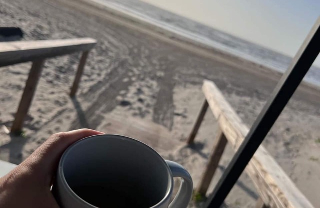 Quiet, Relaxing & Cute Beach Home W/Ocean Views!