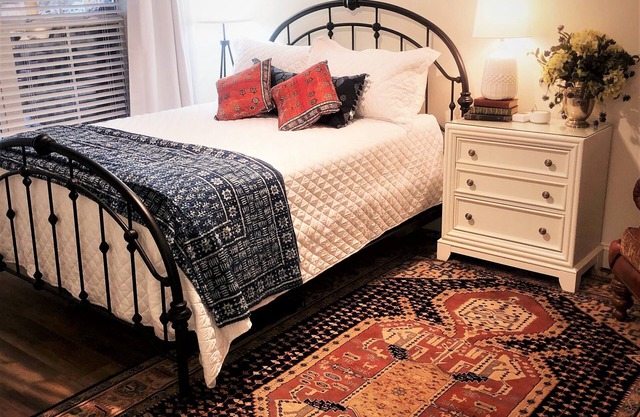 Quiet Retreat/Beautiful Queen Bedroom with Private Bath Suite
