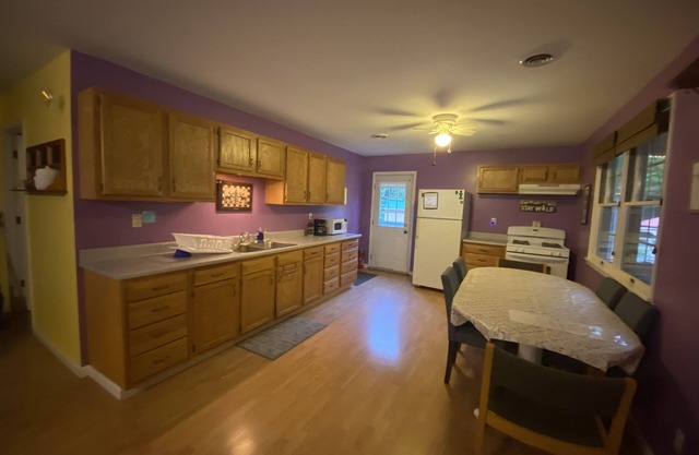 Quiet retreat in the woods, separate dwellings, perfect for gatherings!