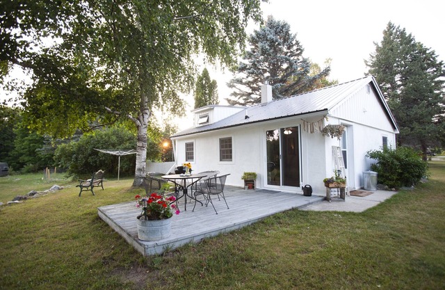 Quiet retreat near Torch Lake w/ artists studio guesthouse. Amazing star gazing!