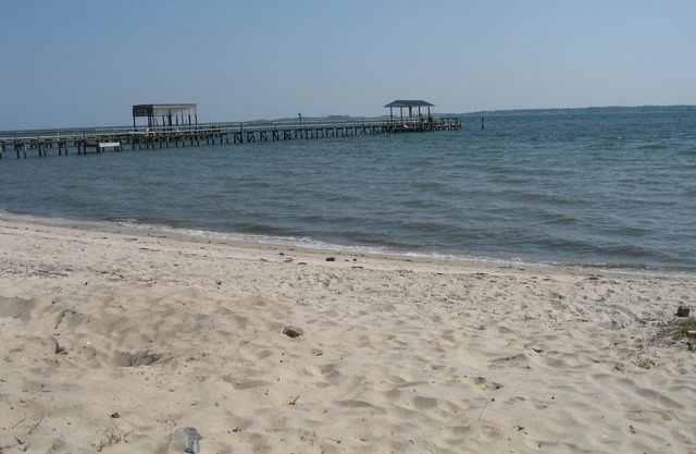 Quiet Riverfront House with Private Sandy Beach. Close to Colonial Williamsburg.