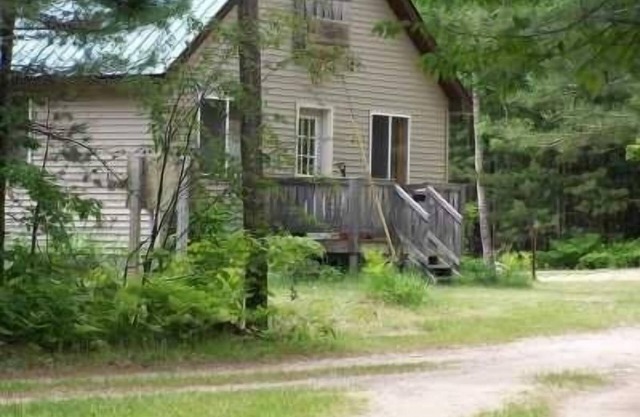 Quiet Rustic Cabin, Lake Access, Near Pictured Rocks! Boat, raft, Swimming!