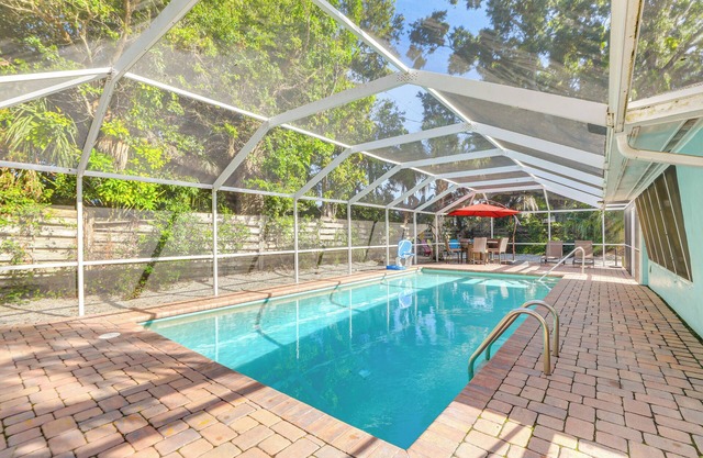 Quiet Sarasota Retreat - 6 Mi to Siesta Key Beach!