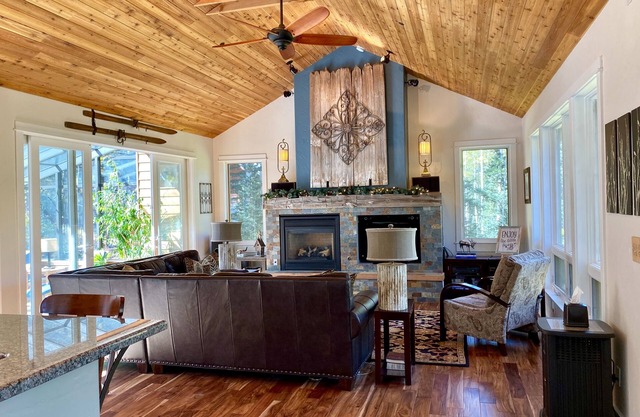 Quiet, Secluded, Spacious Home w/Hot Tub and Fire Table