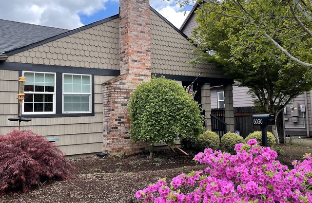 Quiet Spacious Woodstock Retreat with large backyard