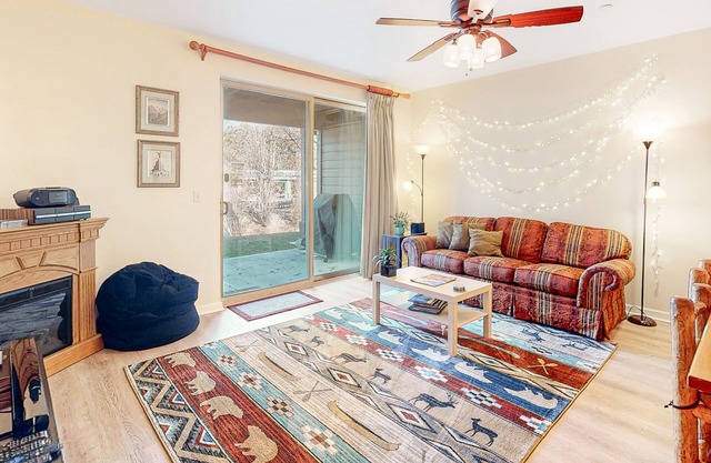 Quiet Townhouse in Ideal Truckee Location w/Pool, Hot Tub & Sauna