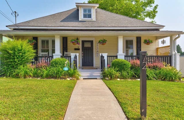 Quiet upscale Bungalow 1 block to downtown square, restaurants, cafes, & shops.