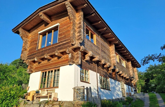 Quiet vacation apartment in a wooden house (on the edge of the forest)
