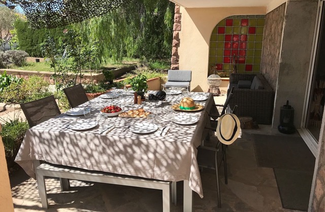 Quiet villa with swimming pool, 10 min walk from the sea.