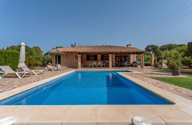 Quiet villa with private pool near to Pollensa . WI-FI .Balinese bed.