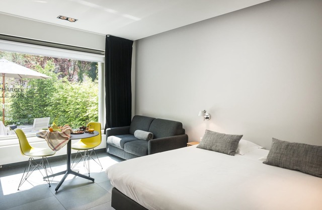 Quietly located luxury one-room flat on the ground floor with garden and free private parking