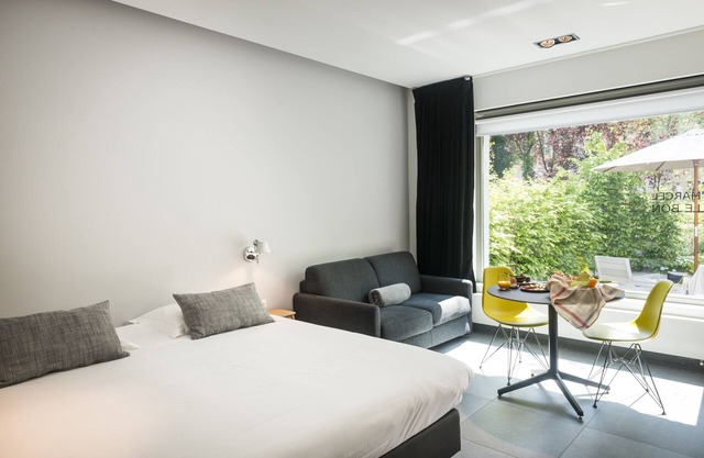 Quietly located luxury one-room flat on the ground floor with garden and free private parking