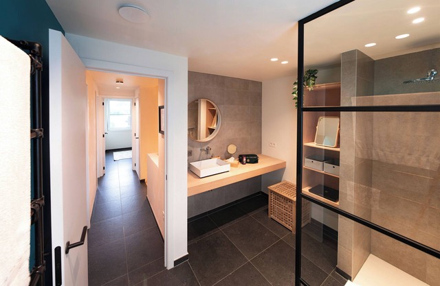 Quietly situated holiday home on the edge of Hasselt, with private parking.