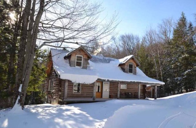 Quintessential Vermont log cabin in the Mad River Valley