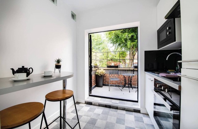 Quirky Art Deco Studio with Private Terrace