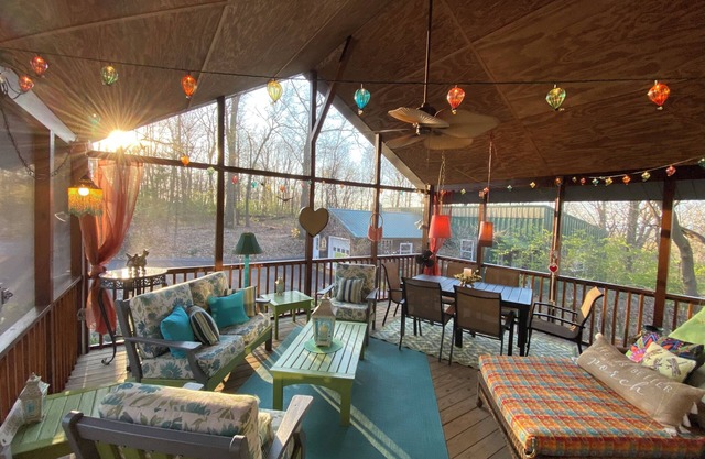 Quirky cabin retreat on 4 acres w spa, arcade rm, art&book loft - near Hershey