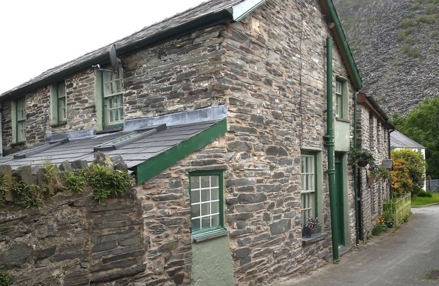 Quirky Character Cottage- Grade II Listed - perfect for exploring Snowdonia.