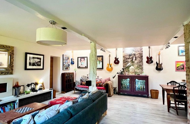 Quirky Luxury Barn Sleeps 8, Pet Friendly