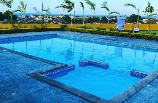 Quite private villa with pool and gym access 5 min from the beach
