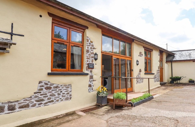 QUOIT X BARN, pet friendly, with open fire in Bampton, Devon