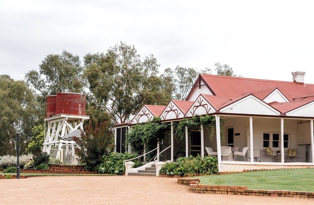 Quondong Wahgunyah - Luxury Homestead & Cottage in secluded location