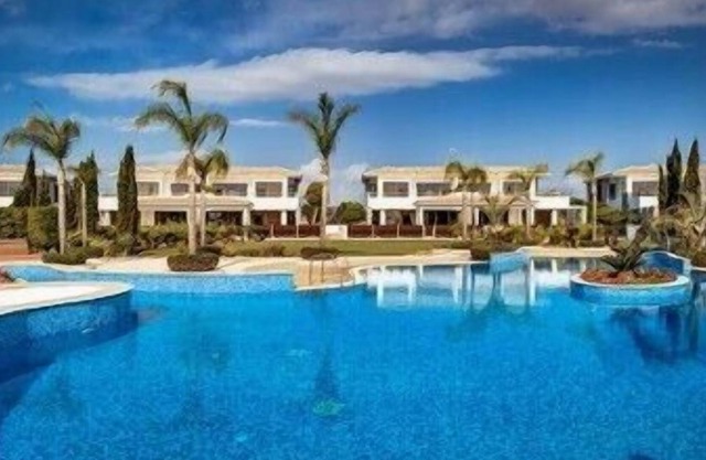 R 779 Apartment with Balcony and Communal Pool Like a Hotel