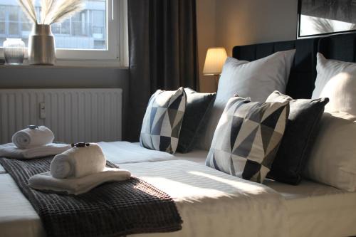R B Apartment Hamburg Duo - 1-2 Personen - Küchenzeile - Smart TV - kostenloser Parkplatz - Bad mit Toilette und Dusche auf dem Flur gegenüber des Zimmers