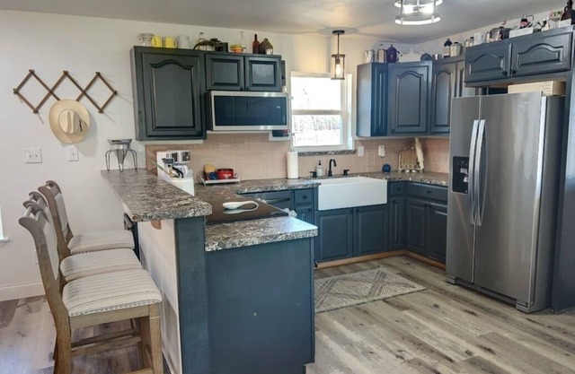 R&M Red Roof Cabin - family friendly, fishing, FUN