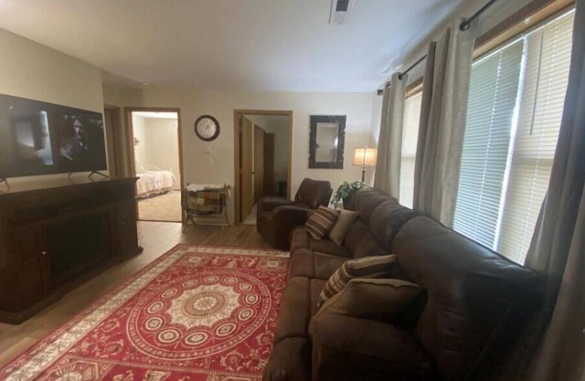 R Place - Peaceful and quiet apartment! nEasy access to all surrounding area.