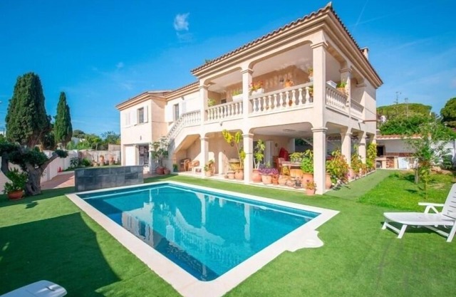R153 Villa con Piscina en Coma-ruga