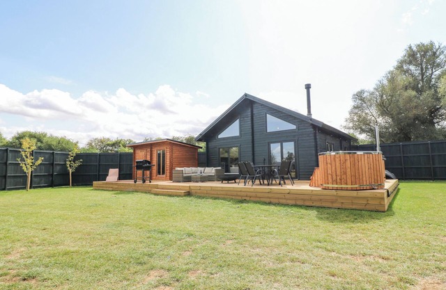 RABBIT HOLE, pet friendly, with hot tub in Stamford