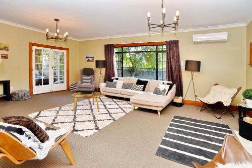 Racecourse Villa - Classic 1935 Charm & Space
