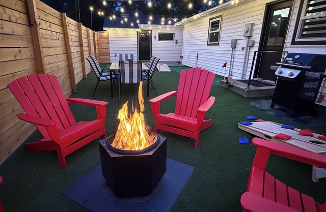 Raider Roost-Putting Green/Fire Pit/Game Room Close to NWC & Downtown!