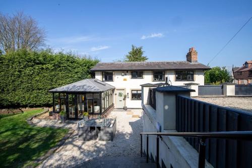 Rainbow Cottage, A Detached House with Hot Tub and private parking