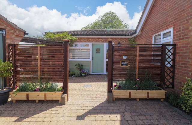RAINBOW'S END, romantic, character holiday cottage in Swanton Morley