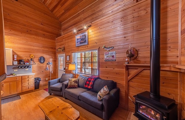 Rainbow Trout Cabin quick drive to fishing lakes, backs forest, kitchen heat+AC