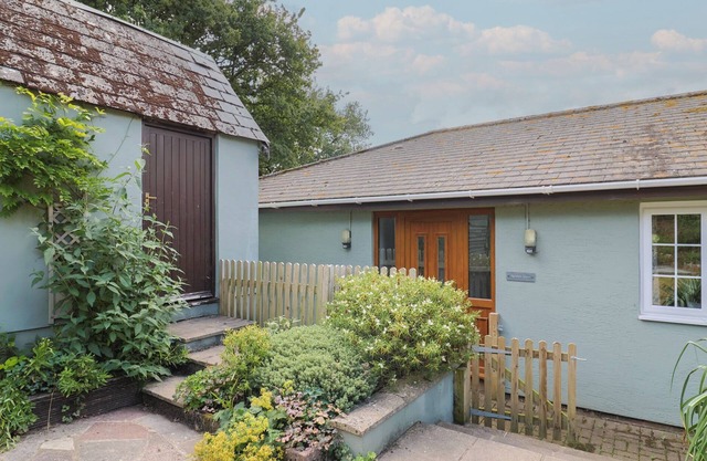 RAINBOW VIEW, pet friendly, character holiday cottage in Churchinford