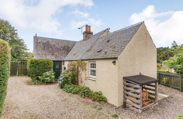 RALSTON BOTHY, pet friendly, luxury holiday cottage in Blairgowrie